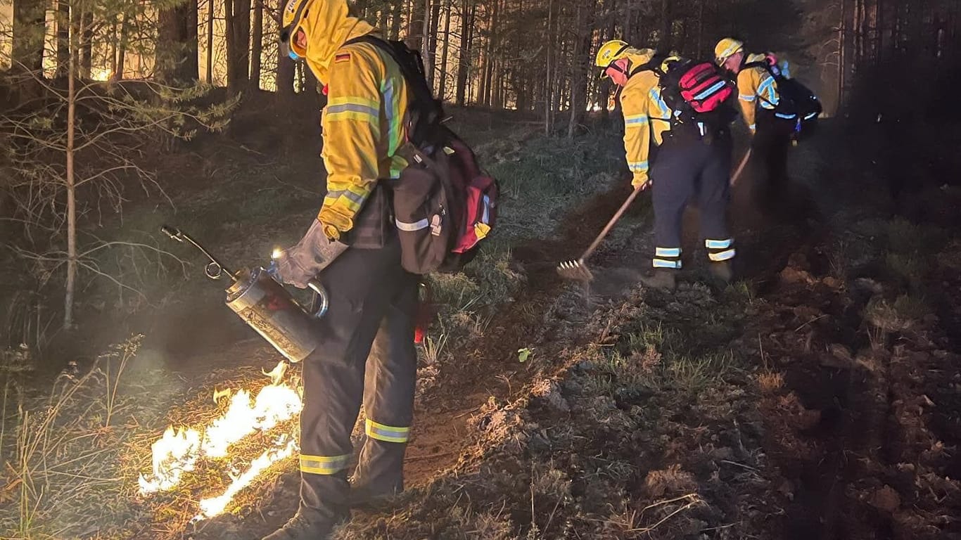 "@Fire"-Leute legen ein Vorfeuer in Brandenburg: So sollte eine Ausweitung des Waldbrands verhindert werden.