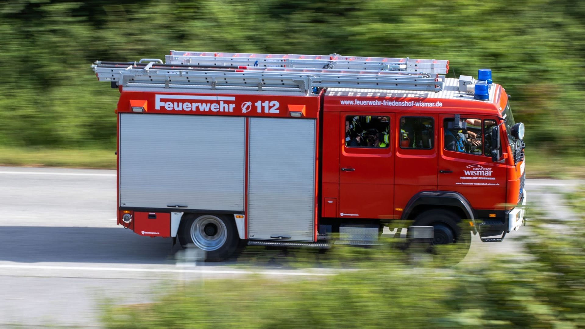 Ein Löschfahrzeug der Feuerwehr fährt zu einem Einsatz