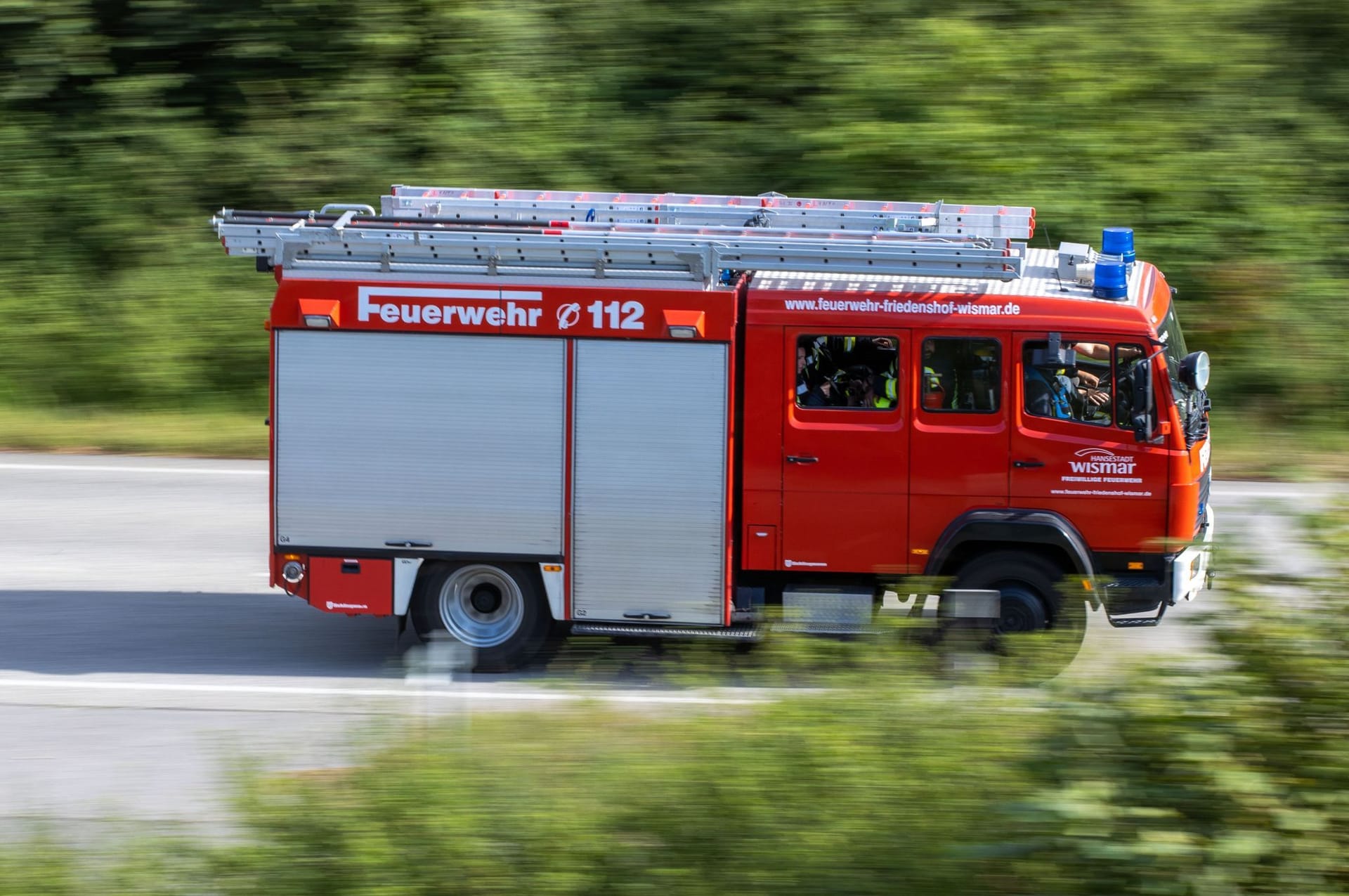 Ein Löschfahrzeug der Feuerwehr fährt zu einem Einsatz