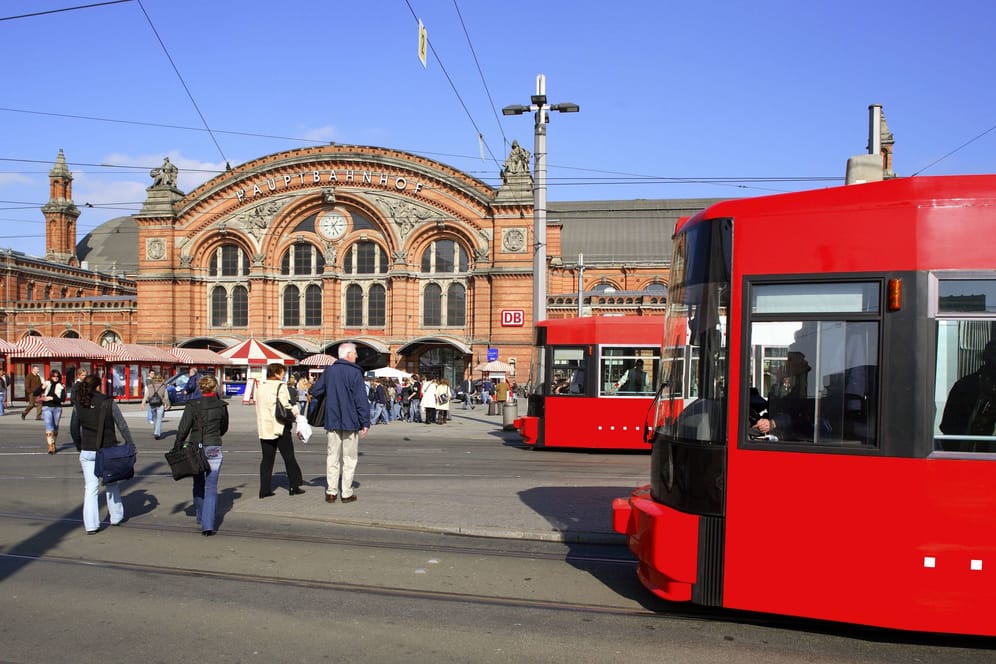 Der Bremer Bahnhofsvorplatz mit den Straßenbahnlinien: Die Bremer SPD schlägt ein einheitliches 365-Euro-Ticket vor.