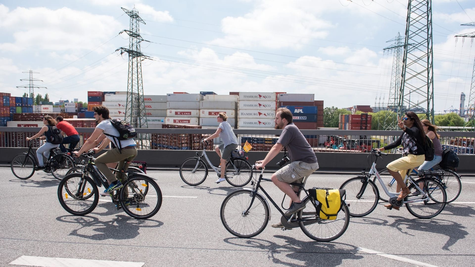 Teilnehmerinnen und Teilnehmer fahren bei einer Fahrradsternfahrt in Hamburg durch den Freihafen (Archivbild): Am frühen Nachmittag ist eine gemeinsame Tour auf dem Hamburger Ring 2 geplant. Teilnehmerinnen und Teilnehmer fahren bei einer Fahrradsternfahrt in Hamburg durch den Freihafen (Archivbild): Am frühen Nachmittag ist eine gemeinsame Tour auf dem Hamburger Ring 2 geplant.