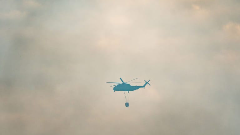 Ein Hubschrauber der Bundeswehr hilft bei den Löscharbeiten: Teilweise war das Fluggerät vor lauter Qualm kaum zu sehen.