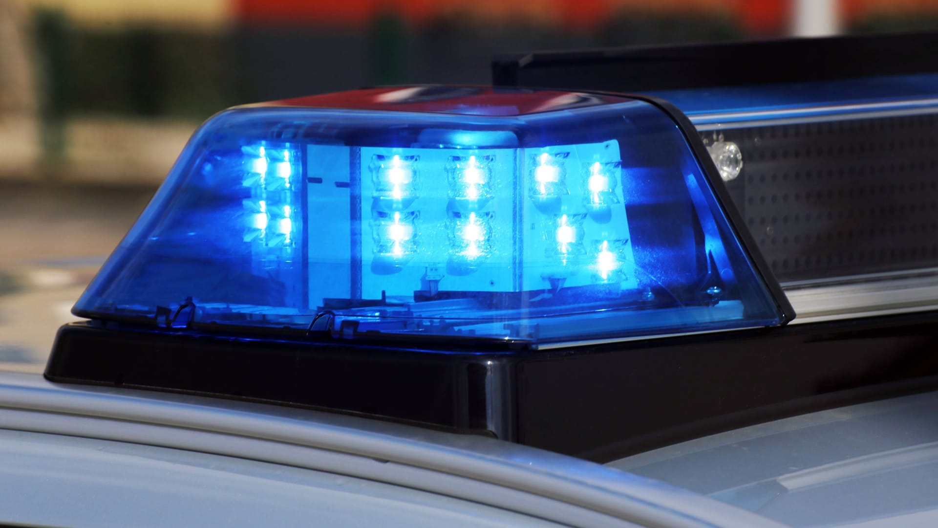 Polizeiauto im Einsatz (Symbolbild): Der Fahrer ist vor der Polizei über mehrere rote Ampeln hinweg geflüchtet und fast mit einem Radfahrer zusammengestoßen. Polizeiauto im Einsatz (Symbolbild): Der Fahrer ist vor der Polizei über mehrere rote Ampeln hinweg geflüchtet und fast mit einem Radfahrer zusammengestoßen.