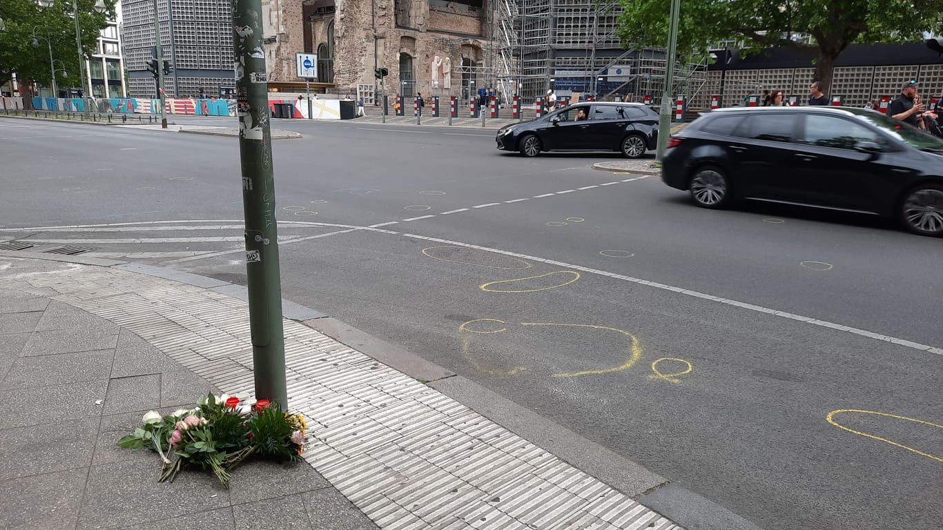 Blumen am Ort der tragischen Fahrt: Auf der Straße sind noch die Kreidezeichnungen der Polizei zu erkennen.