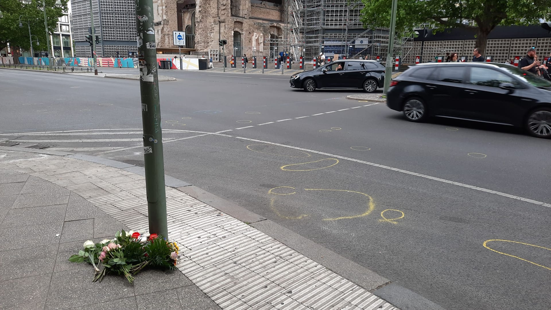 Blumen am Ort der tragischen Fahrt: Auf der Straße sind noch die Kreidezeichnungen der Polizei zu erkennen.