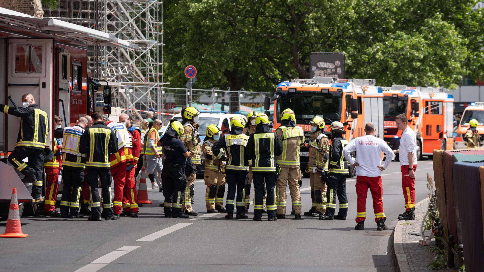 Kräfte der Berliner Feuerwehr im Einsatz (Archiv): Eine Ausschreibung hat für Aufsehen gesorgt.