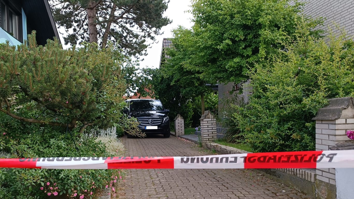 In Holtensen in der Region Hannover ist die Polizei auf die Leichen zweier Eheleute gestoßen.