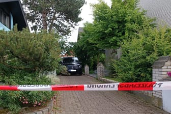 In Holtensen in der Region Hannover ist die Polizei auf die Leichen zweier Eheleute gestoßen.