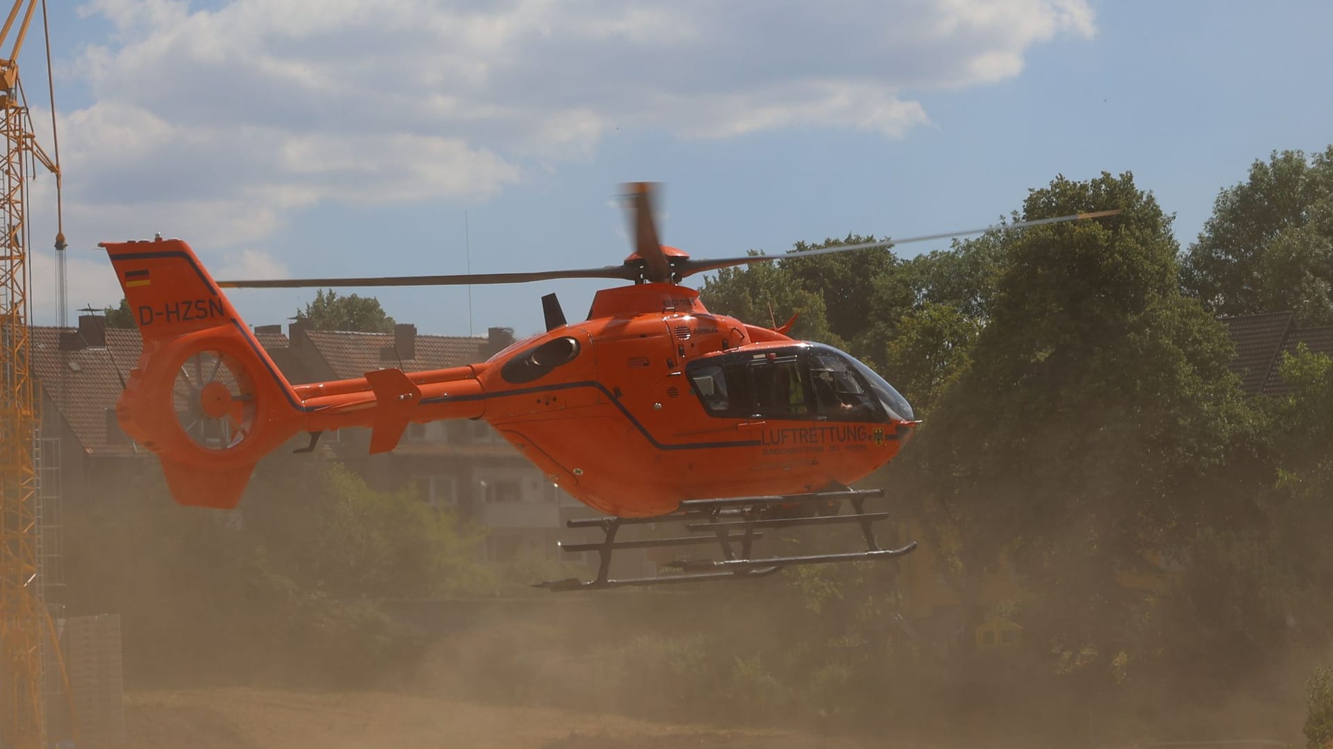 Rettungshubschrauber startet mit dem Patienten: Der Arbeiter schwebt in Lebensgefahr. Rettungshubschrauber startet mit dem Patienten: Der Arbeiter schwebt in Lebensgefahr.