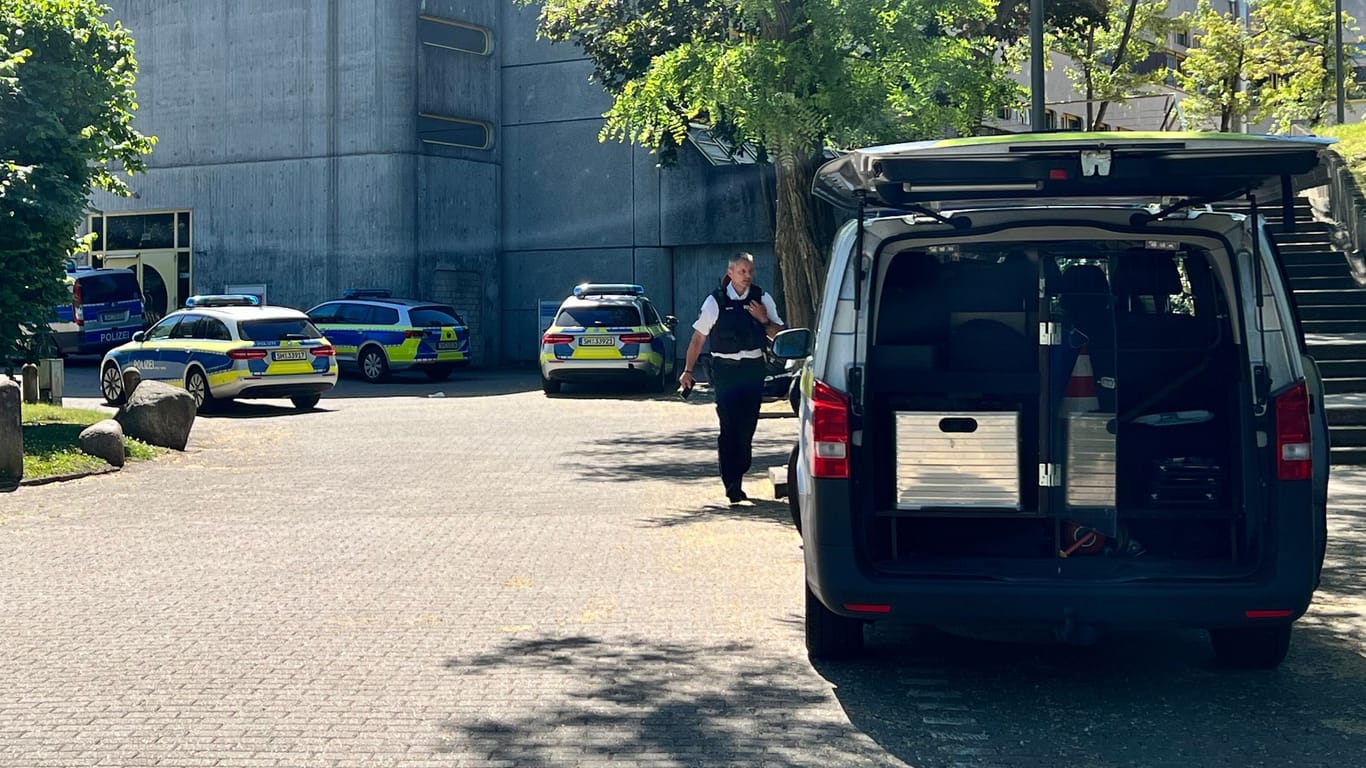 Polizeifahrzeuge stehen vor der Berufsschule in Bad Oldesloe: Die Polizei war mit einem Großaufgebot im Einsatz.