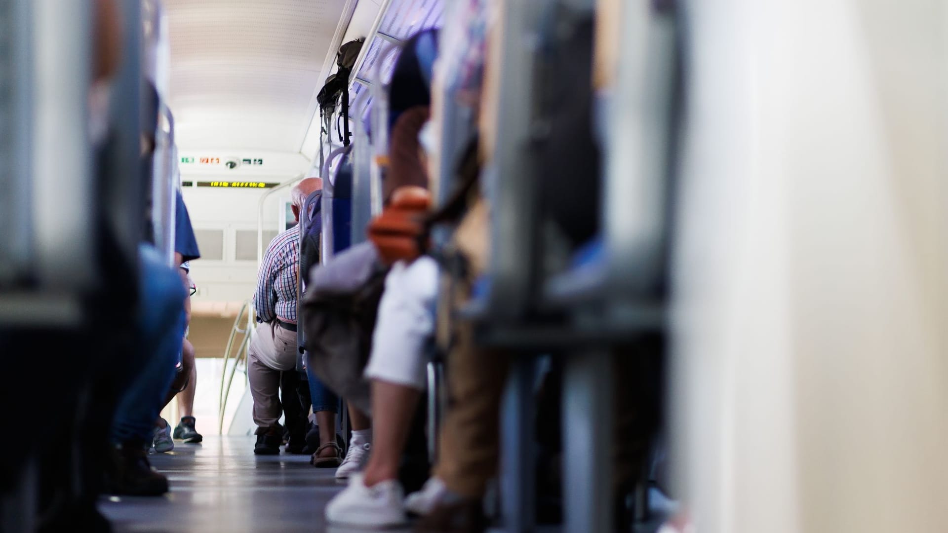 Passagiere sitzen in einem Regionalexpress auf den Plätzen Passagiere sitzen in einem Regionalexpress auf den Plätzen