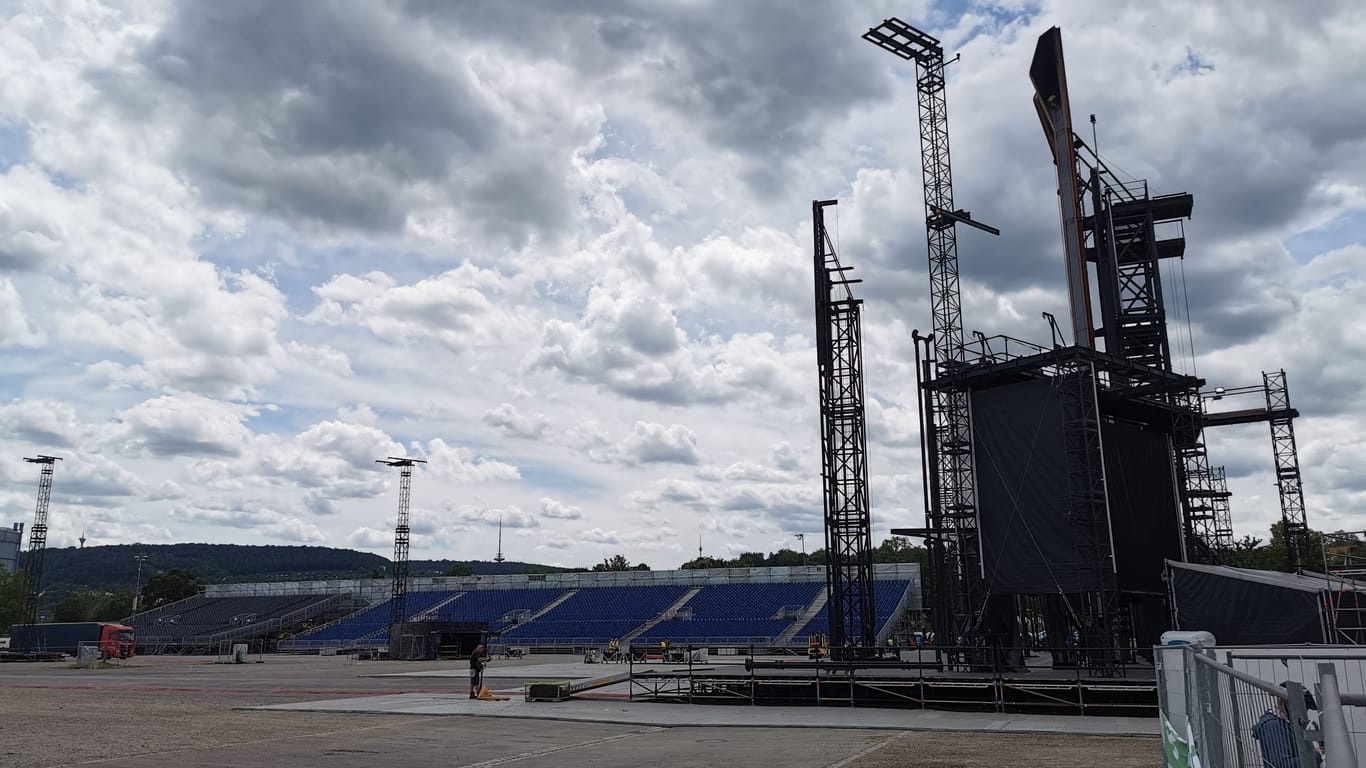 Blick auf die Rammstein-Bühne von schräg hinten: Schon Tage vor den beiden Konzerten in Stuttgart ist erkennbar, in welcher Größenordnung die Berliner Band inzwischen spielt.