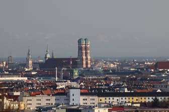 Blick auf vom Olympiapark in München auf die Skyline und die Frauenkirche (Symbolbild): Eigentumswohnungen sind für viele kaum noch bezahlbar.