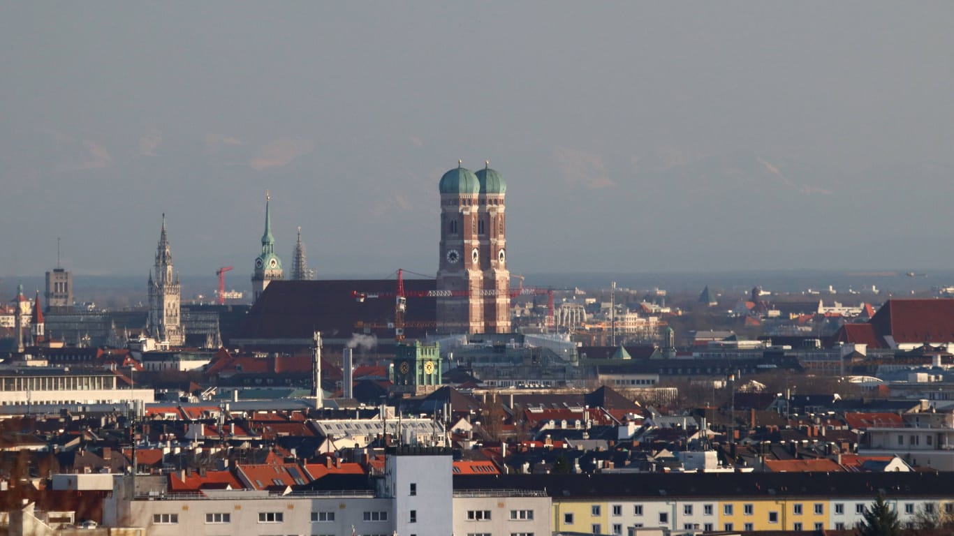 Blick auf vom Olympiapark in München auf die Skyline und die Frauenkirche (Symbolbild): Eigentumswohnungen sind für viele kaum noch bezahlbar.