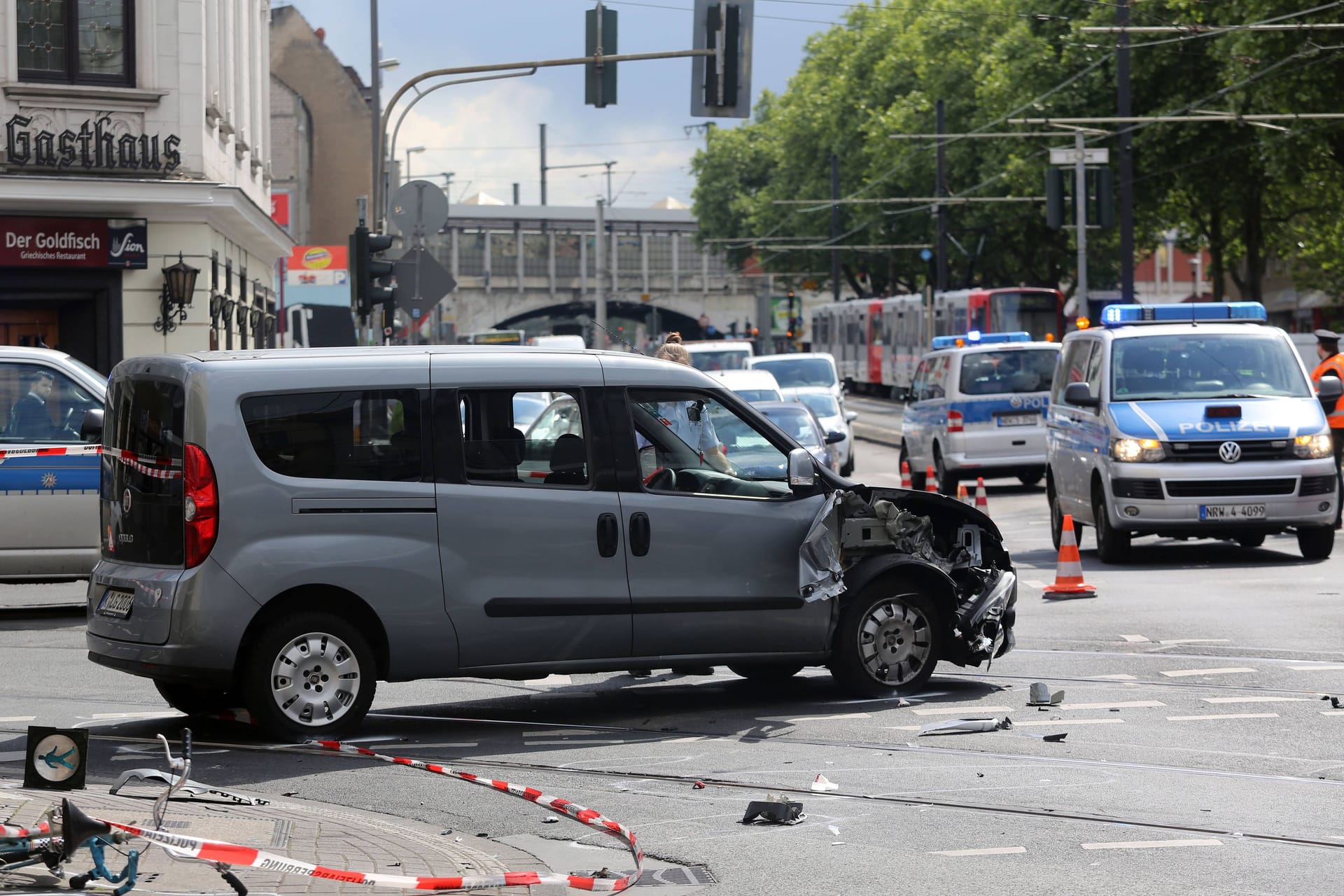 Unfallstelle nach einem Verkehrsunfall (Archivbild): In der Kölner Altstadt wurde ein Fahrradkurier lebensgefährlich verletzt.