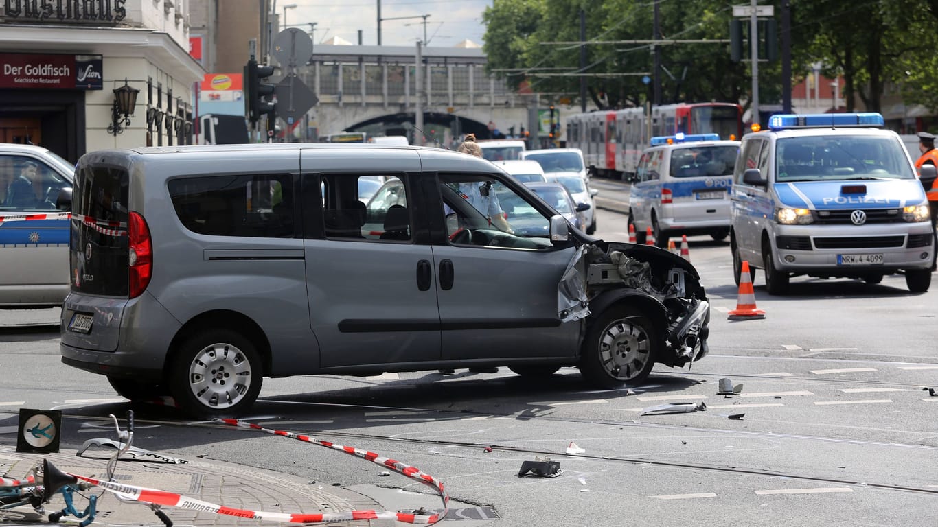 Unfallstelle nach einem Verkehrsunfall (Archivbild): In der Kölner Altstadt wurde ein Fahrradkurier lebensgefährlich verletzt.