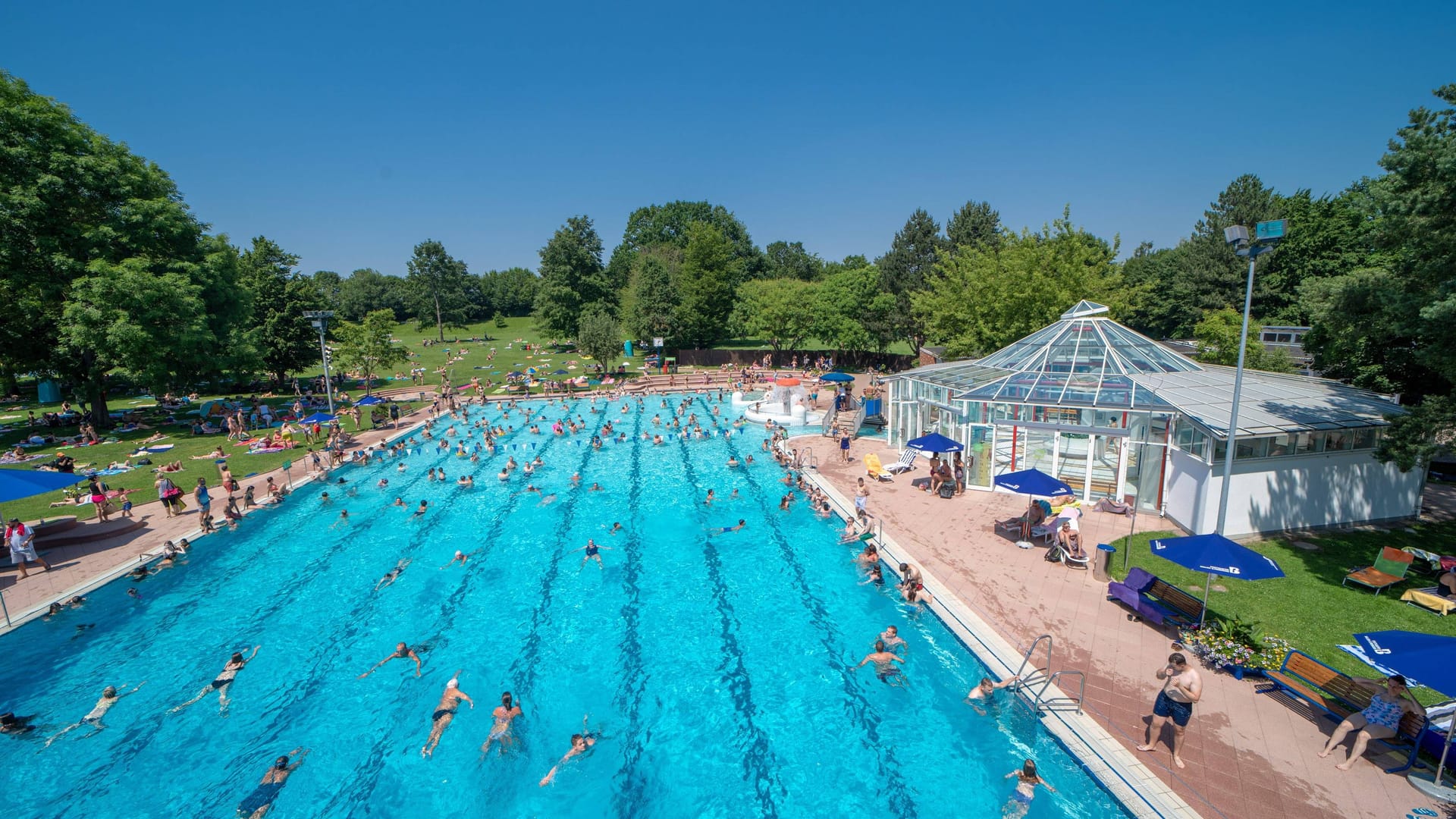 Das Möhringer Freibad aus der Vogelperspektive.