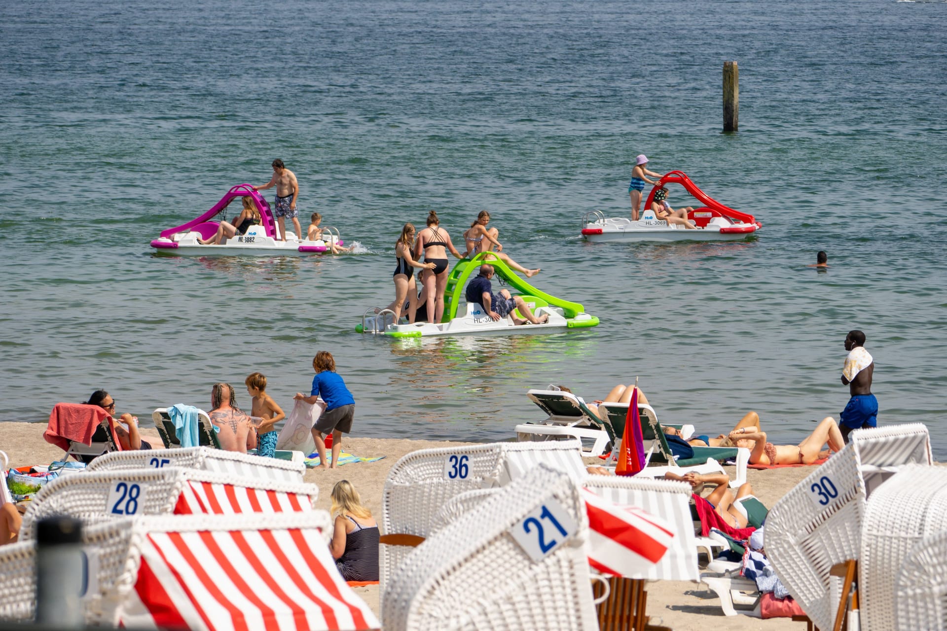 Touristen am Strand von Timmendorfer Strand: Hier ist ein Familienvater auf Polizisten und Besucher losgegangen.