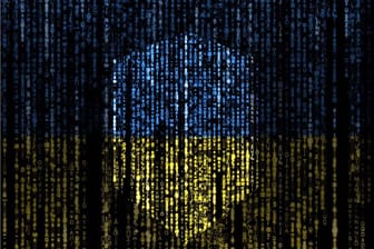 Ein in den ukrainischen Nationalfarben gefärbtes Codezeichen (Symbolbild): Laut einer Analyse von Microsoft waren die russischen Cyberaktivitäten seit Kriegsbeginn äußerst weitreichend.