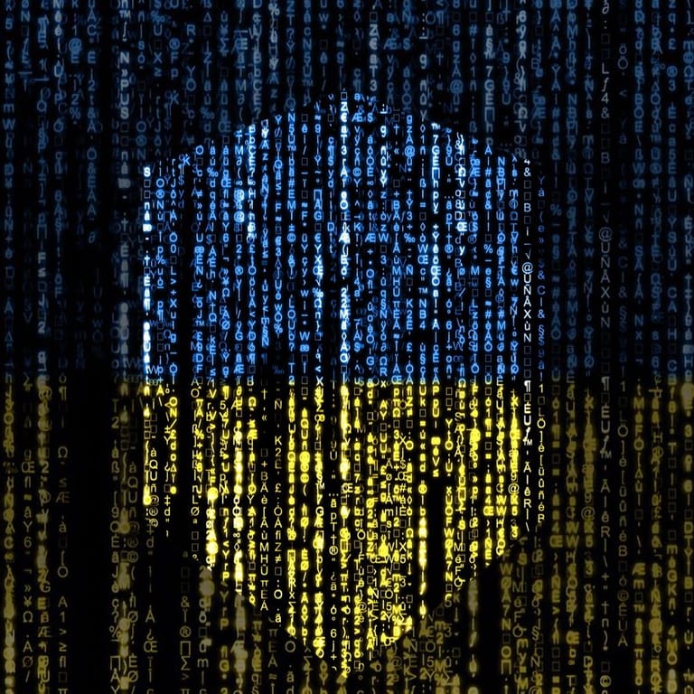 Ein in den ukrainischen Nationalfarben gefärbtes Codezeichen (Symbolbild): Laut einer Analyse von Microsoft waren die russischen Cyberaktivitäten seit Kriegsbeginn äußerst weitreichend.