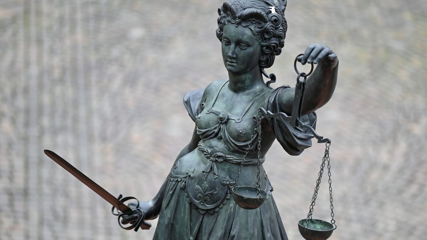 Eine Statue der Justitia: Die Frau bezeichnete sich selbst als "IS-Aussteigerin".