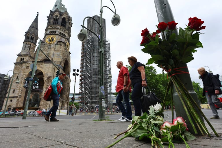 Blumen wurden nahe der Berliner Gedächtniskirche abgelegt: Hier war ein Auto in eine Menschenmenge gefahren.