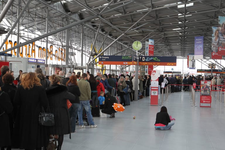 Schlange bei der Sicherheitskontrolle: Seit Wochen kommt es am Flughafen Köln/Bonn zum Teil zu längeren Wartezeiten.