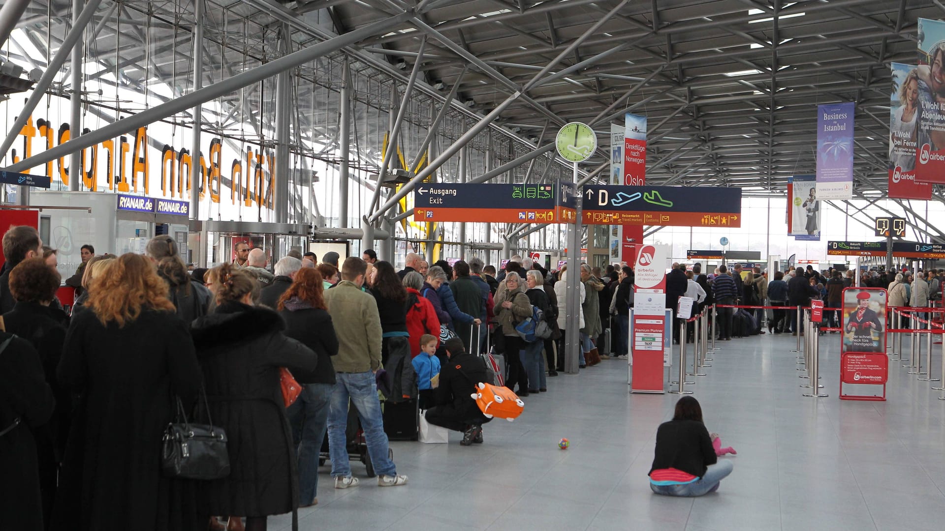 Schlange bei der Sicherheitskontrolle: Seit Wochen kommt es am Flughafen Köln/Bonn zum Teil zu längeren Wartezeiten.