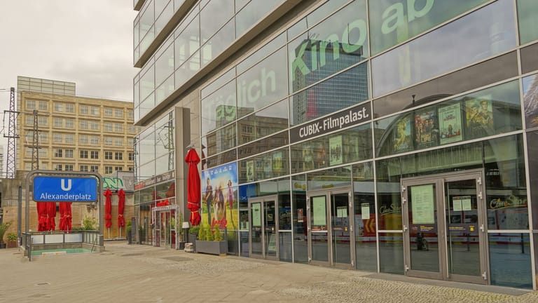 Das CineStar-Kino Cubix am Alexanderplatz (Archivbild): Steht das Lichtspielhaus vor dem Aus?