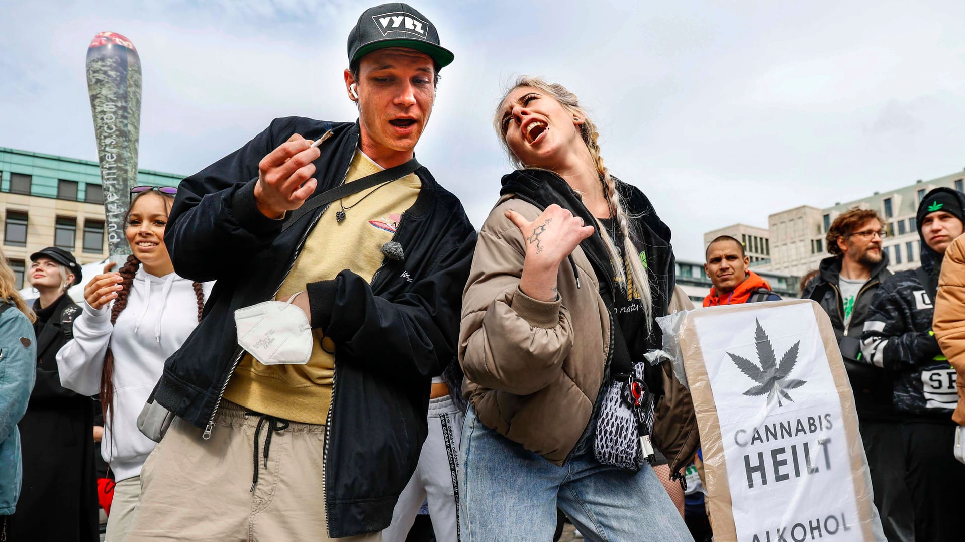 Demonstranten tanzen in Berlin auf einer Pro-Cannabis-Demo (Archiv): "Warum ist ausgerechnet Alkohol legal und Cannabis nicht?", fragte man sich im Leipziger Stadtrat.