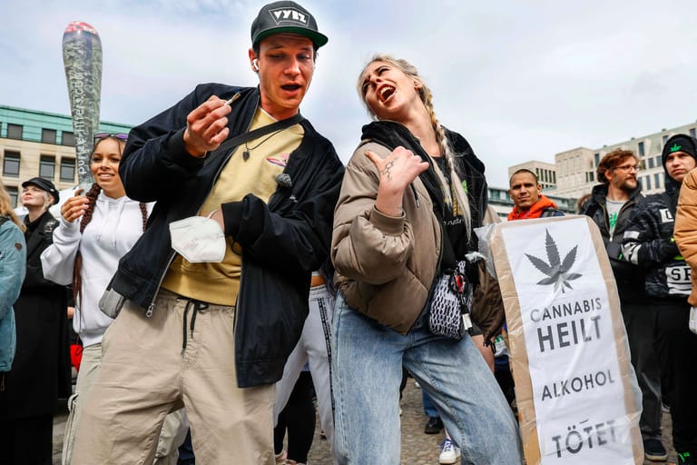 Demonstranten tanzen in Berlin auf einer Pro-Cannabis-Demo (Archiv): "Warum ist ausgerechnet Alkohol legal und Cannabis nicht?", fragte man sich im Leipziger Stadtrat.