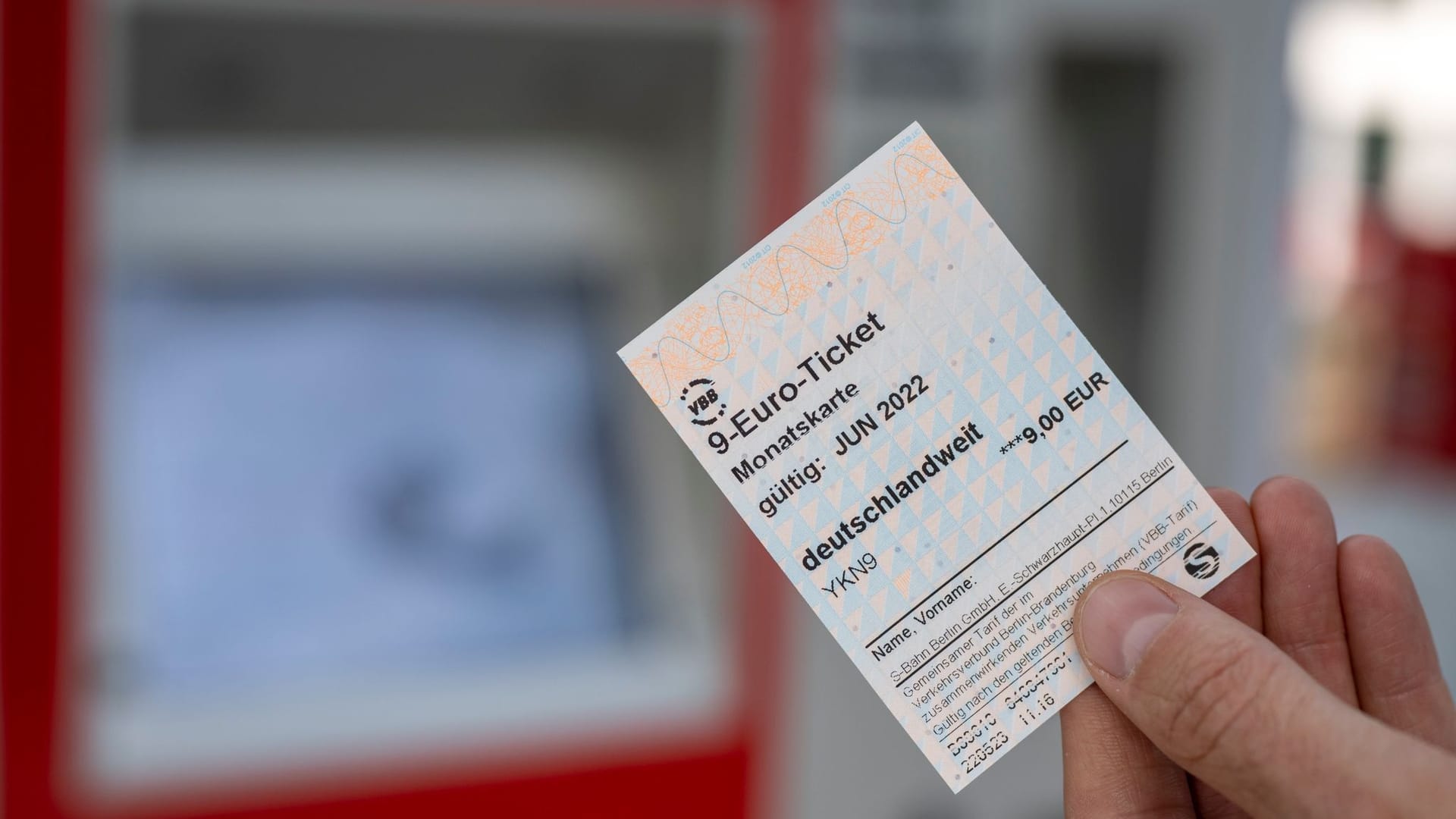 Ein 9-Euro-Ticket vor einem Fahrkartenautomaten (Symbolbild): Das Ticket soll eine Chance für die Verkehrswende sein.