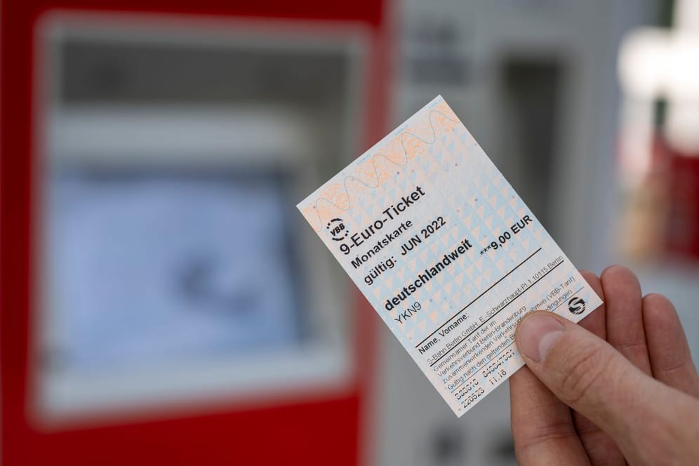 Ein 9-Euro-Ticket vor einem Fahrkartenautomaten (Symbolbild): Das Ticket soll eine Chance für die Verkehrswende sein.