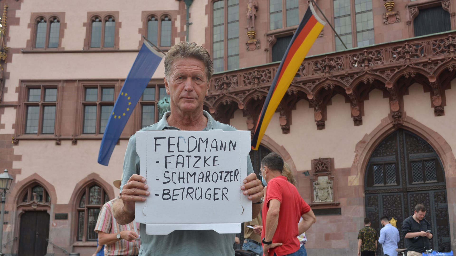 Demonstrierender mit Plakat: Er befürchtet, dass nicht genug Menschen an einem Volksentscheid teilnehmen würden.