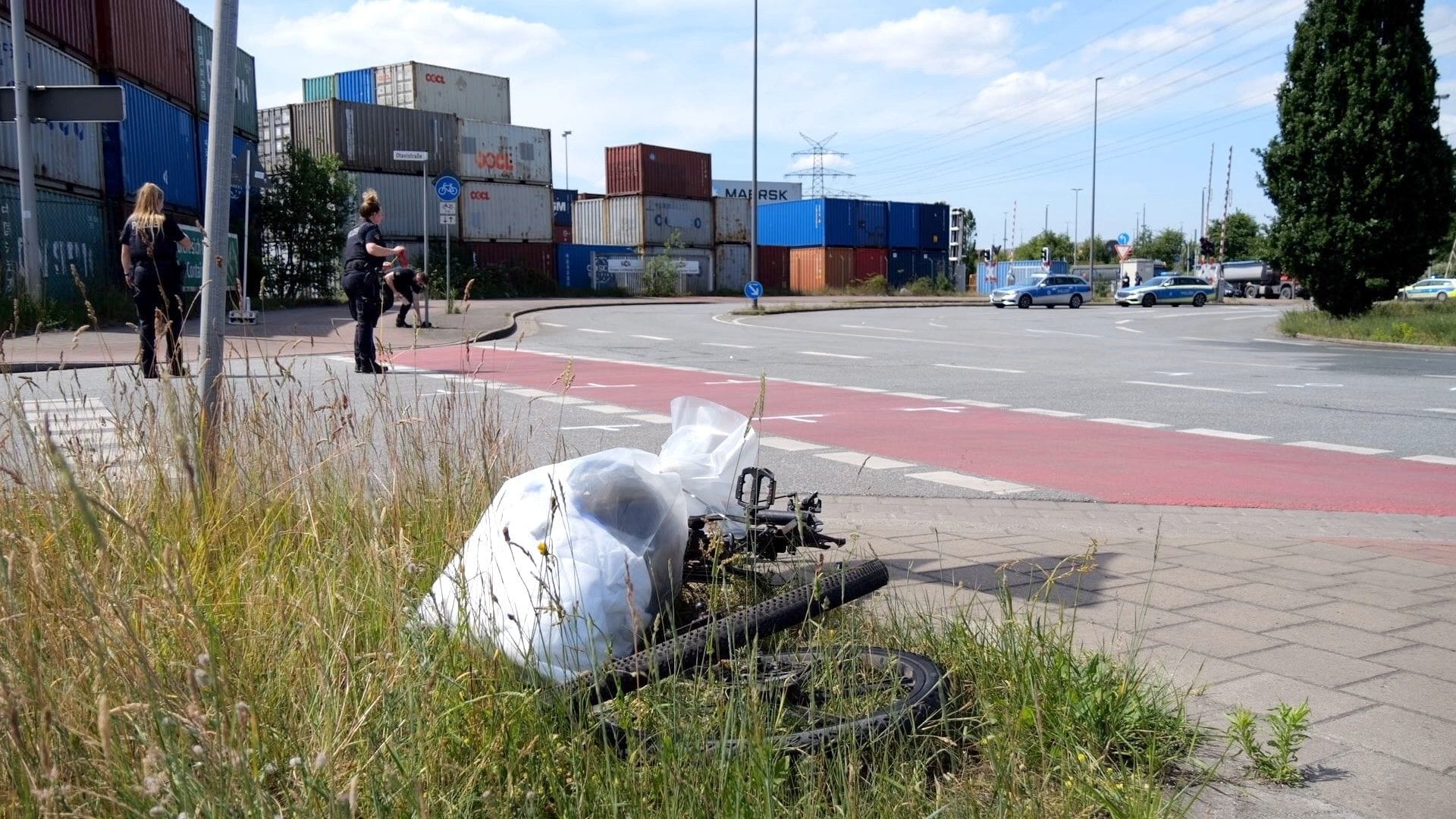Ein E-Bike liegt am Straßenrand in Bremen: Der Fahrer wurde bei einem Unfall mit einem Lkw lebensgefährlich verletzt. Ein E-Bike liegt am Straßenrand in Bremen: Der Fahrer wurde bei einem Unfall mit einem Lkw lebensgefährlich verletzt.