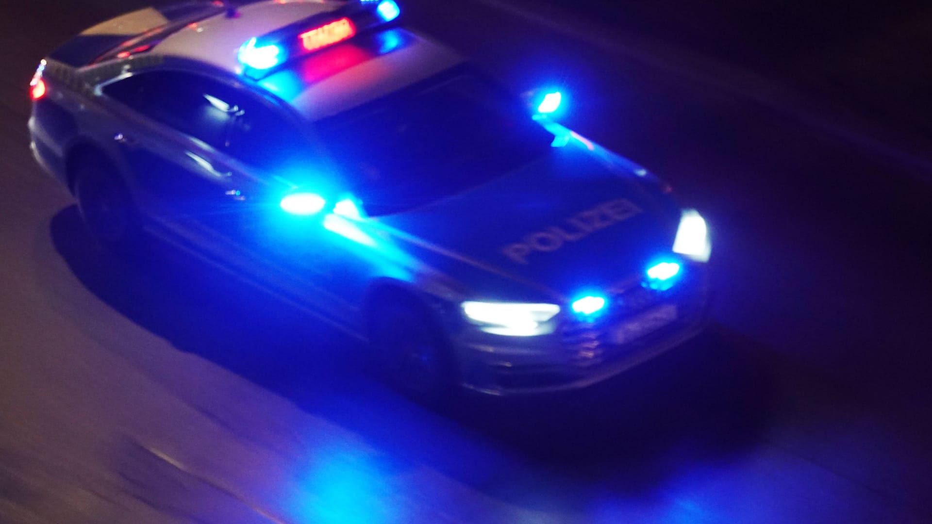 Polizeiauto bei Nacht auf Einsatzfahrt (Symbolbild): In der Berliner Columbiahalle ist eine Abifeier eskaliert.