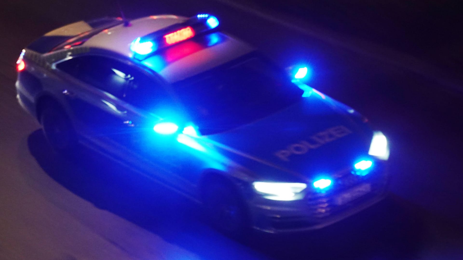 Polizeiauto bei Nacht auf Einsatzfahrt (Symbolbild): In der Berliner Columbiahalle ist eine Abifeier eskaliert.