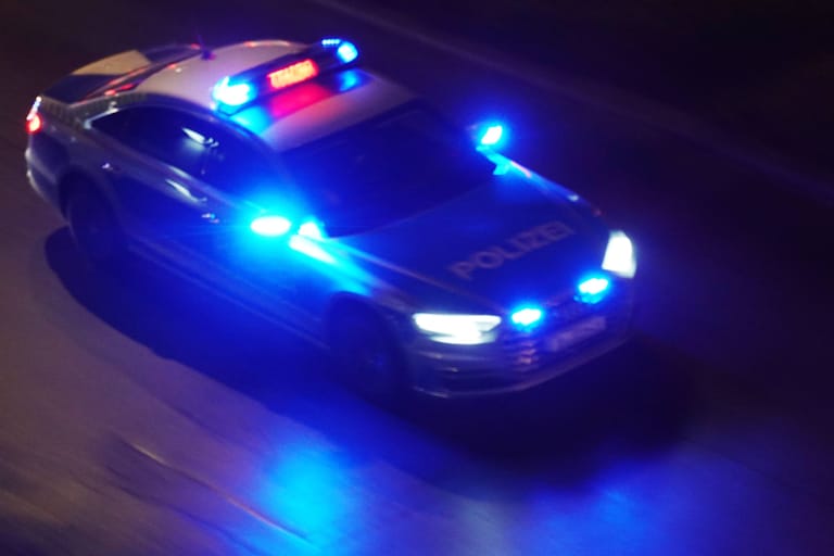 Polizeiauto bei Nacht auf Einsatzfahrt (Symbolbild): In der Berliner Columbiahalle ist eine Abifeier eskaliert.