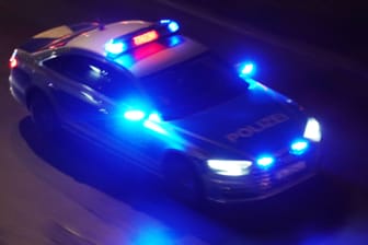Polizeiauto bei Nacht auf Einsatzfahrt (Symbolbild): In der Berliner Columbiahalle ist eine Abifeier eskaliert.