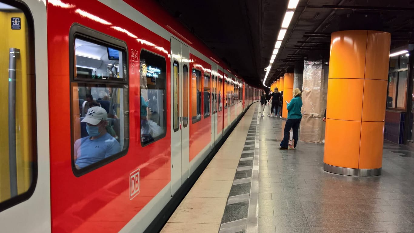 S-Bahn-Station in München (Archivbild): Am Hauptbahnhof soll ein Mann eine Frau auf die Gleise gestoßen haben.