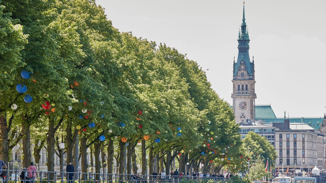 Hamburgs Sommergärten: Am Ballindamm hängen Bunte Lampions