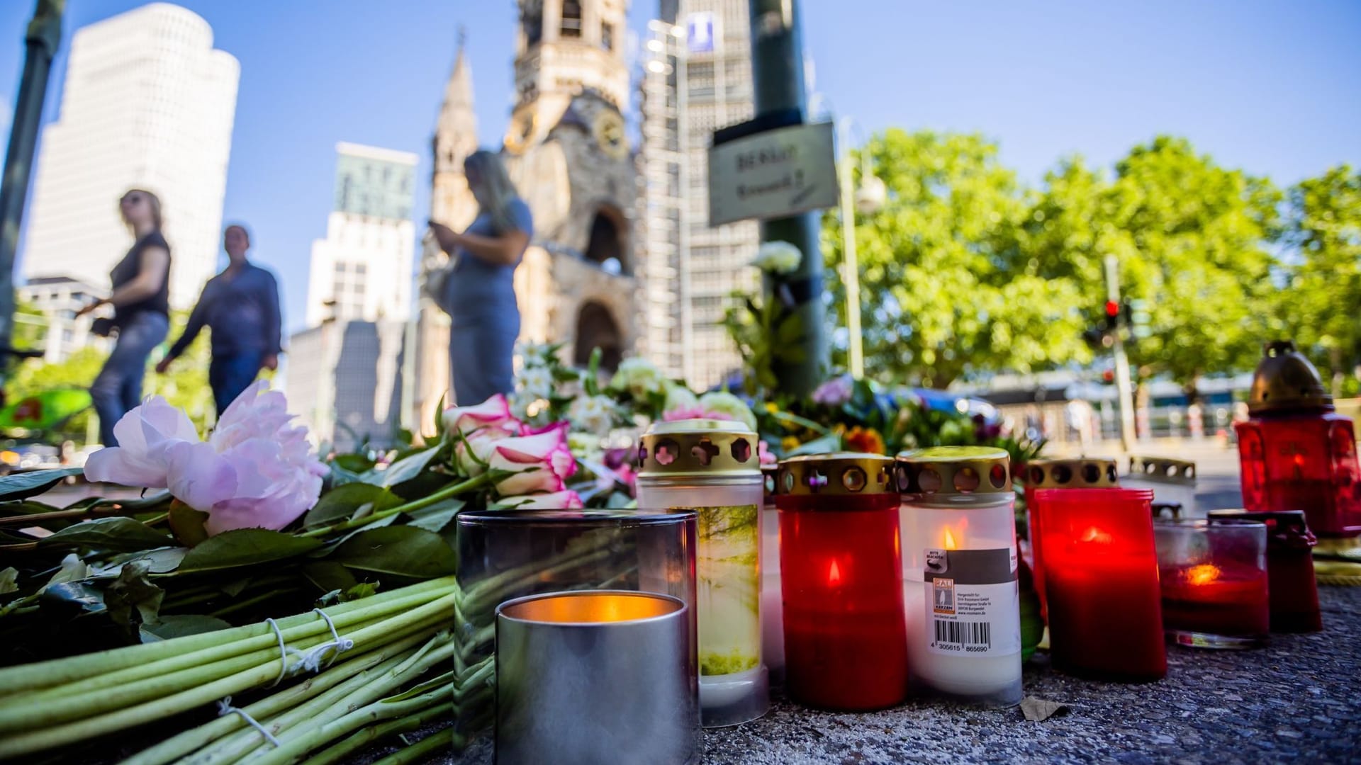 Blumen liegen in der Nähe des Unfallortes in Berlin