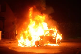 Ein Auto steht in Flammen. Die Feuerwehr konnte das Fahrzeug nicht mehr retten – es brannte komplett aus.
