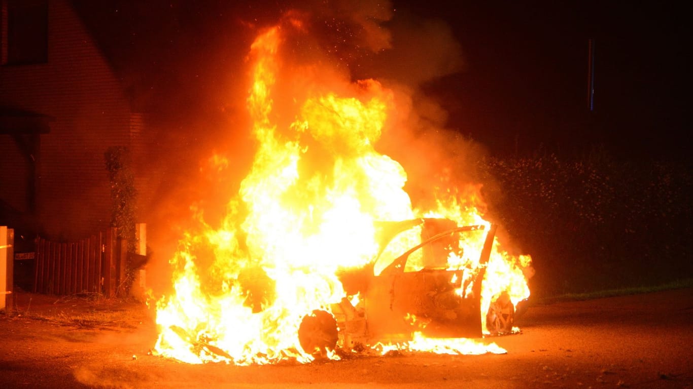 Ein Auto steht in Flammen. Die Feuerwehr konnte das Fahrzeug nicht mehr retten – es brannte komplett aus.