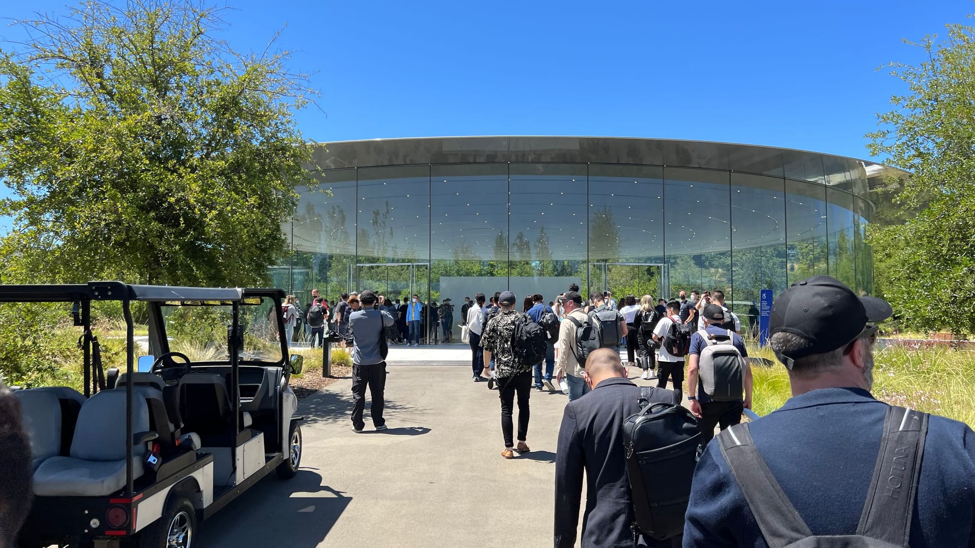 Der Eingangsbereich des Steve Jobs Theatres. Im gläsernen Atrium wurden an diesem Tag die neuen MacBooks ausgestellt. Üblicherweise finden Apples Keynotes hier im unterirdischen Saal statt.