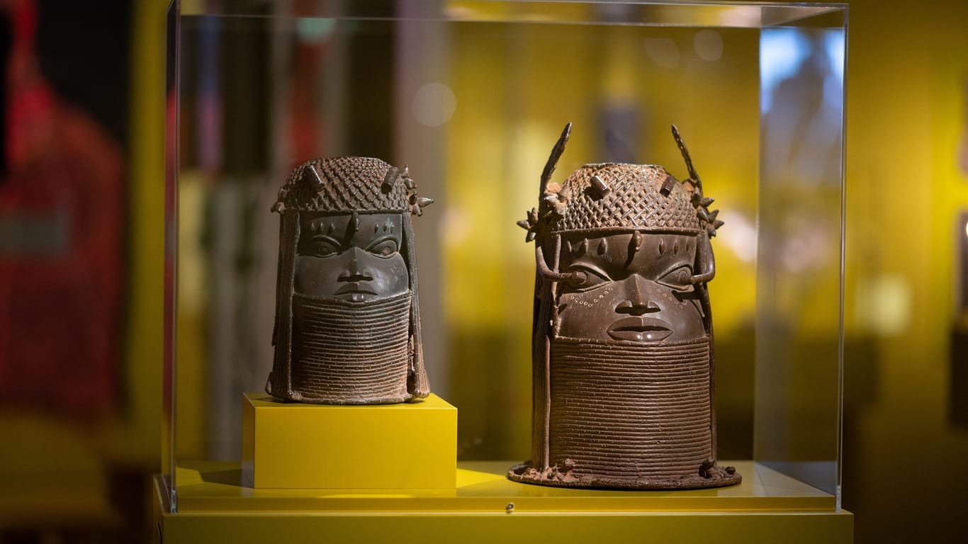 Gedenkköpfe eines Königs aus Benin (Archivbild): 179 Raubkunstwerke sind in Hamburger Museen vertreten.