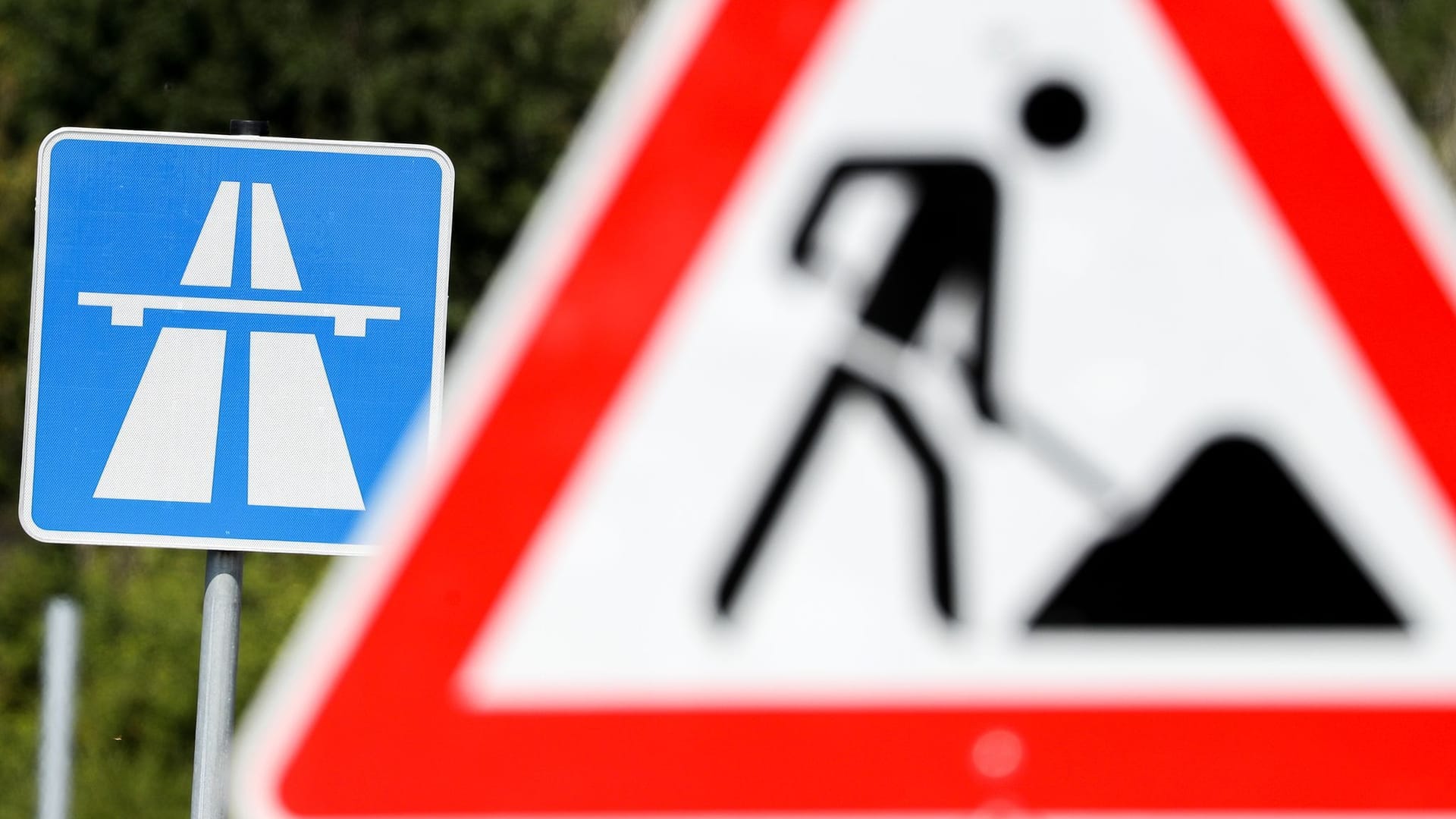 Ein Schild weist auf eine Baustelle hin