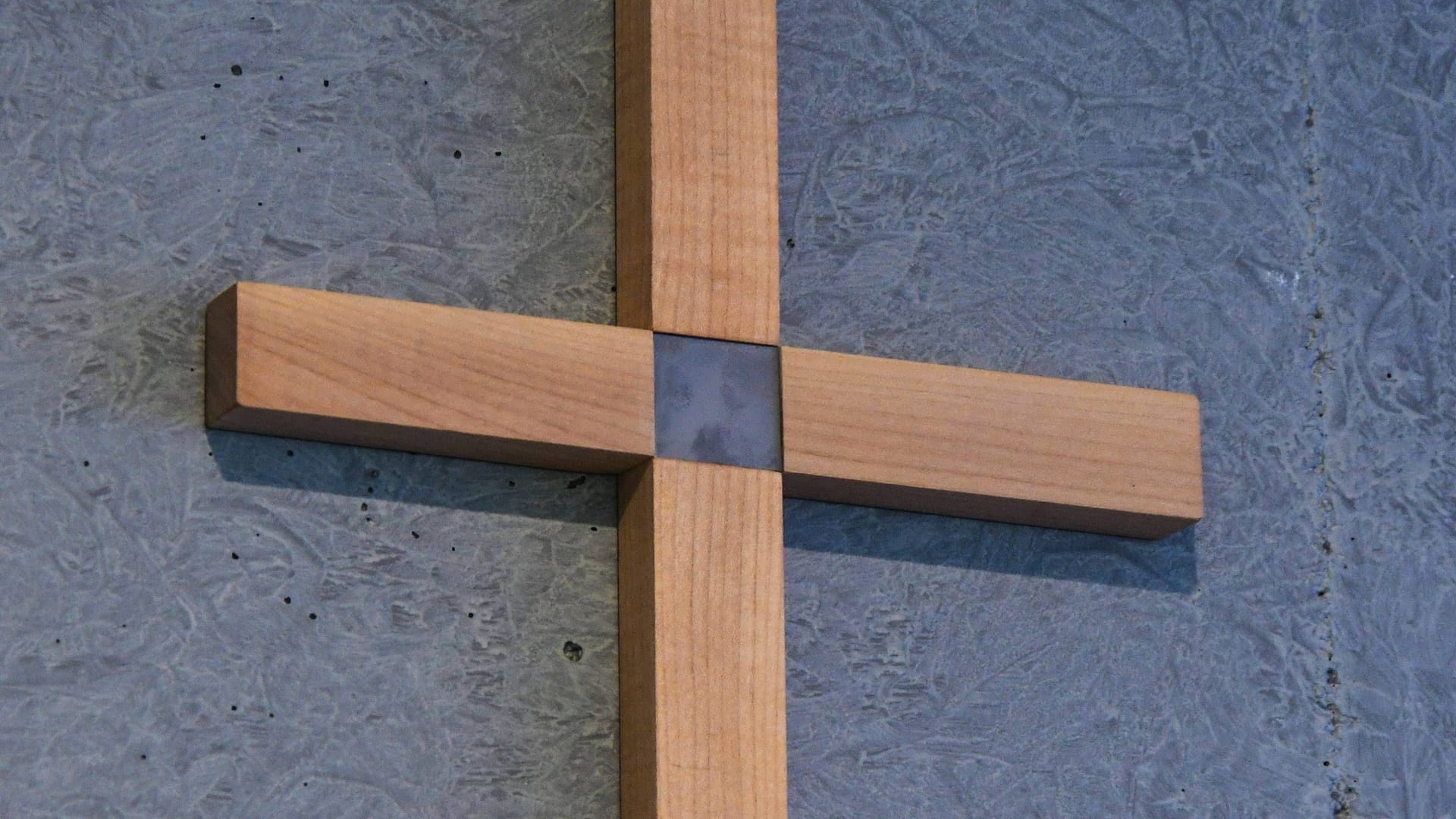 Ein Kreuz hängt in der CSU-Zentrale in München (Archivbild): Seit 2018 müssen in jedem bayerischen Dienstgebäude Kruzifixe hängen.