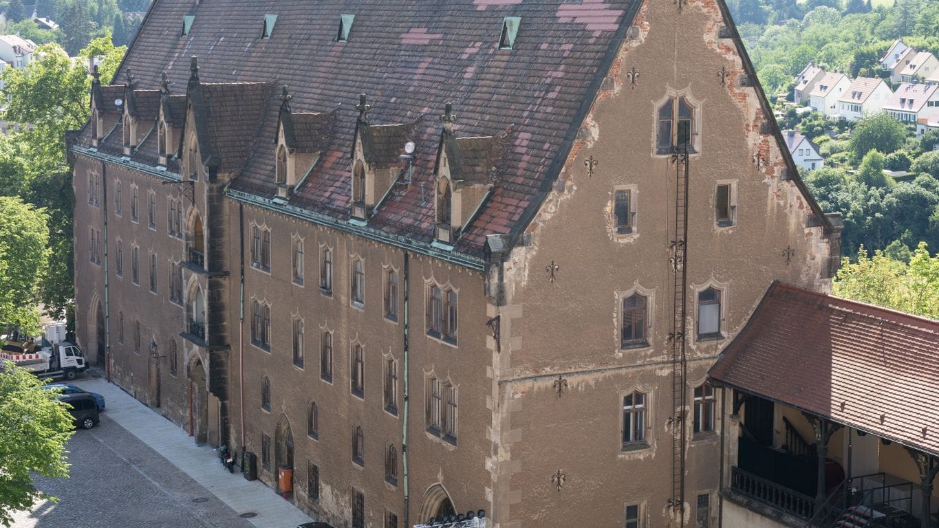 Das Kornhaus auf dem Domplatz (Archivbild): Gegen einen möglichen Erwerb des historischen Meißner Kornhauses durch die AfD regt sich Widerstand. Das Kornhaus auf dem Domplatz (Archivbild): Gegen einen möglichen Erwerb des historischen Meißner Kornhauses durch die AfD regt sich Widerstand.