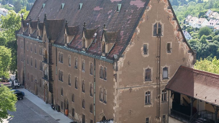 Das Kornhaus auf dem Domplatz (Archivbild): Gegen einen möglichen Erwerb des historischen Meißner Kornhauses durch die AfD regt sich Widerstand.